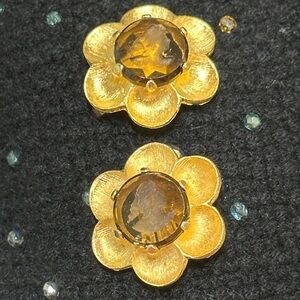 TARA vintage 80’s Gold Metal Flower Earrings w/carved brown glass Cameo - EUC